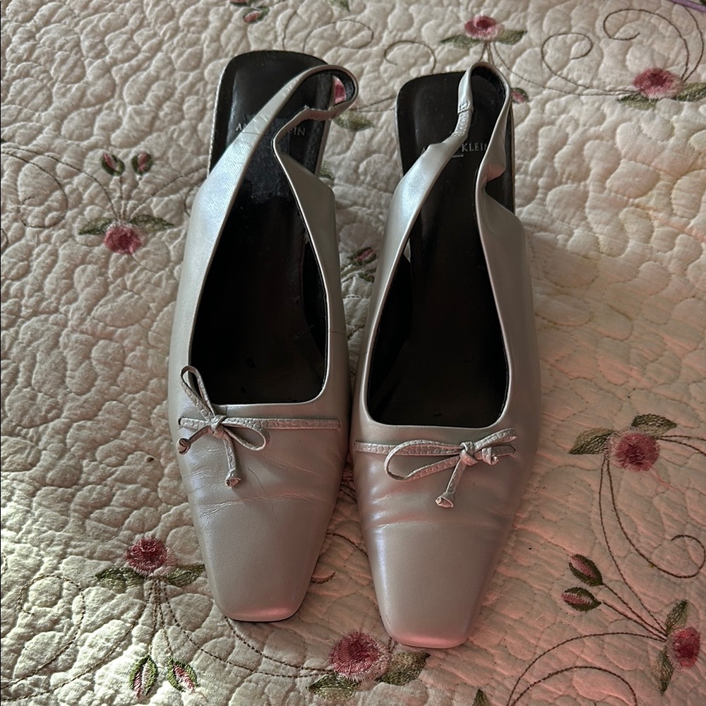 Anne Klein 2 beige leather shoes with 1.5” heels and back straps, EUC
